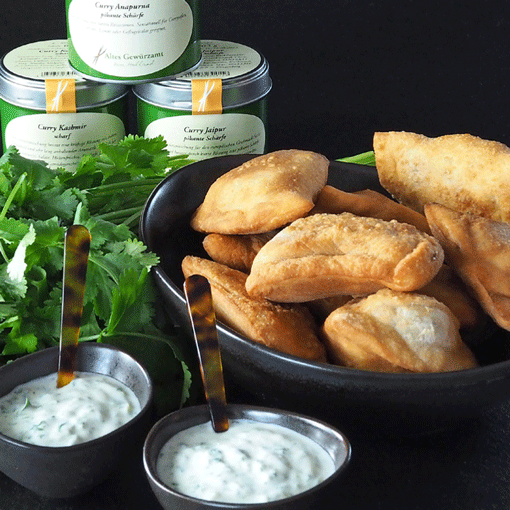 Vegetarische Samosas mit Curry und Koriander-Limetten-Joghurt